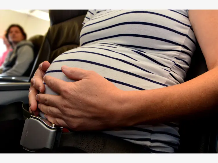 Ilustracja artykułu podróż samolotem w ciąży – kiedy można?