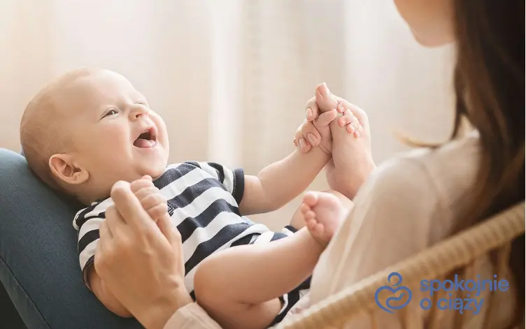 Mama bawiąca się z niemowlakiem, wskazówki do wspierania rozwoju mowy