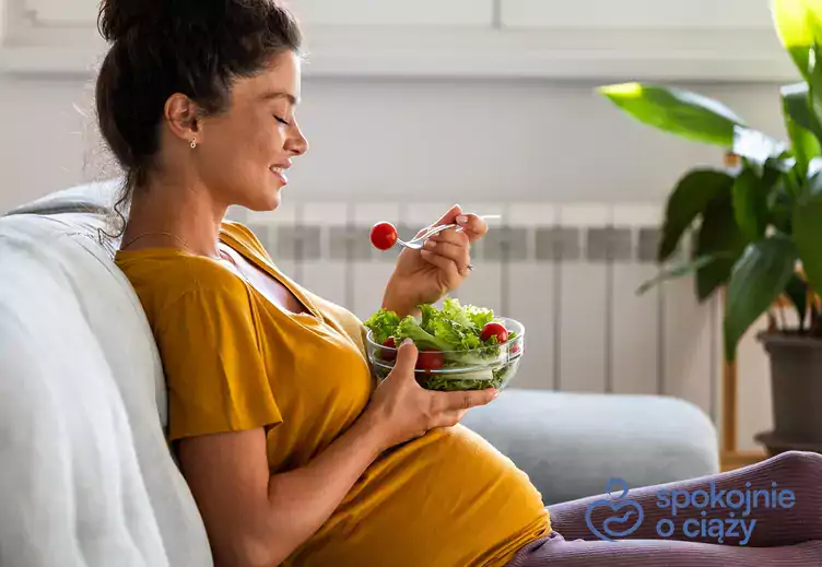 Kobieta w ciąży jedząca warzywa