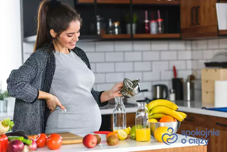 Kobieta w ciąży przygotowuje posiłek w kuchni