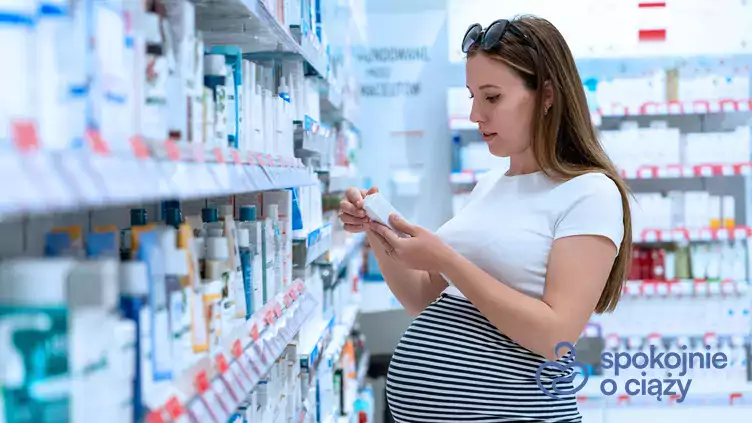 Kobieta w ciąży w aptece wybiera lekarstwa