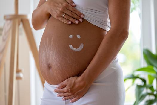 Rozstępy w ciąży - czy można im zaradzić? Położna radzi