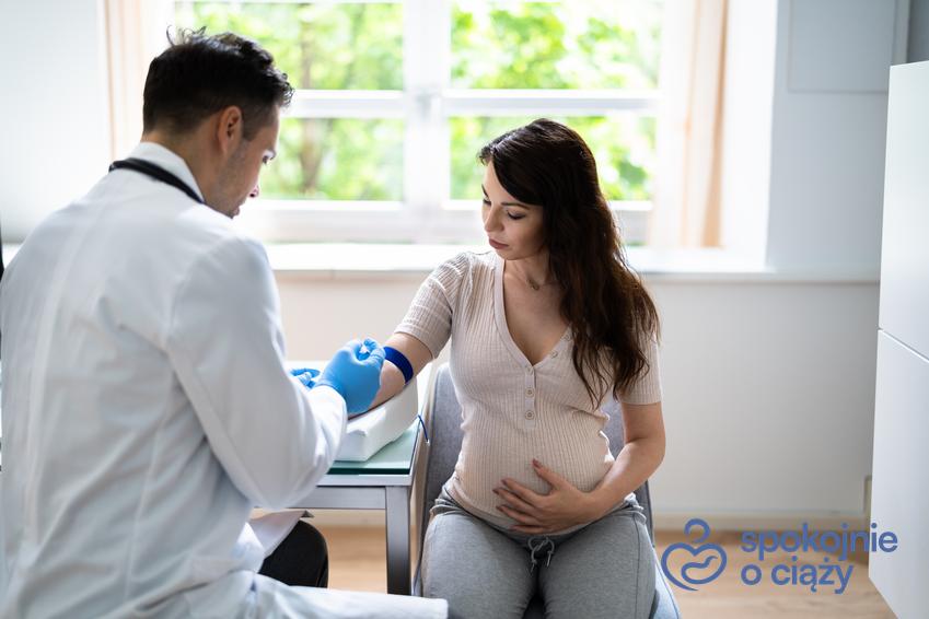 Kobieta w zaawansowanej ciąży podczas pobrania krwi u lekarza oraz kiedy warto wykonać badania prenatalne