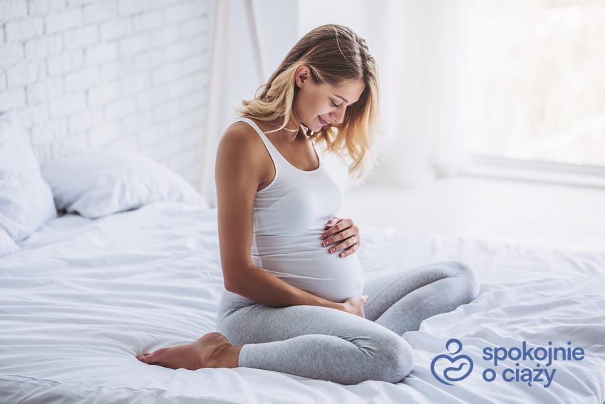 Kobieta na łóżku w zaawansowanej ciąży, a także szyjka macicy przed i w ciąży krok po kroku
