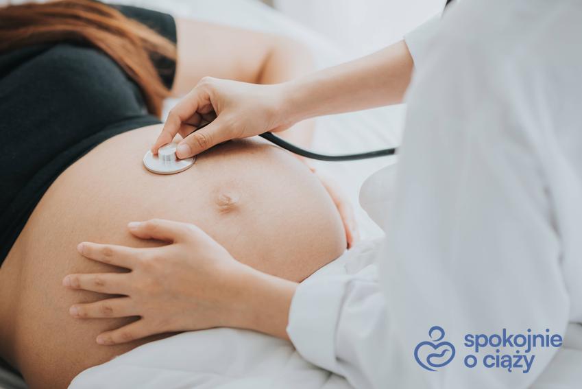 Kobieta w zaawansowanej ciąży podczas badania u lekarza, a także toksoplazmoza w ciąży krok po kroku