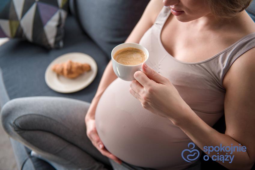 Kobieta w zaawansowanej ciąży z filiżanką kawy, a także porady, czy w ciąży można pić kawę