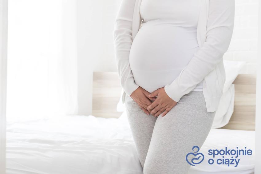 Kobieta w zaawansowanej ciąży trzymająca się za brzuch, a także ból podbrzusza w ciąży