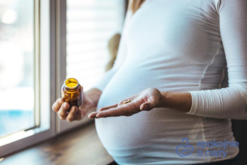 Kobieta w zaawansowanej ciąży z lekiem, a także no-spa w ciąży i jej dawkowanie