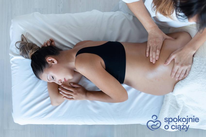 Kobieta w zaawansowanej ciąży podczas masażu w gabinecie, a także masaż krocza przed porodem i wszystko, co warto wiedzieć