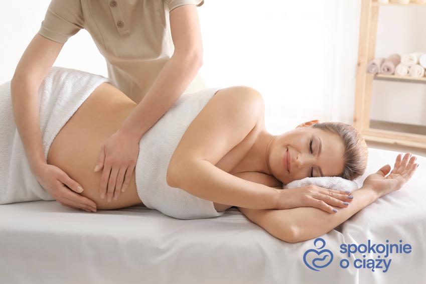 Kobieta w zaawansowanej ciąży podczas masażu w gabinecie, a także masaż krocza przed porodem krok po kroku