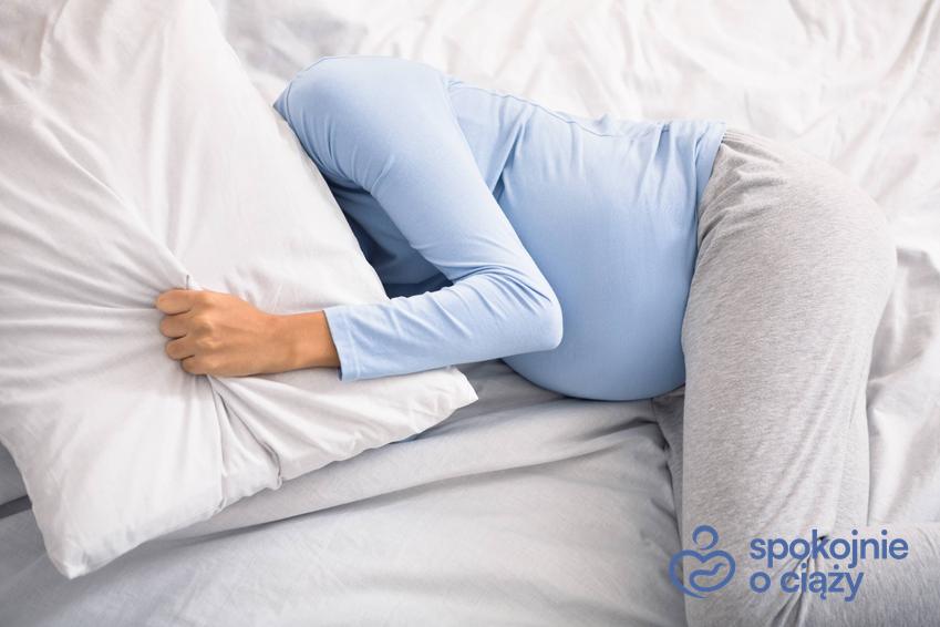 Kobieta w zaawansowanej ciąży leżąca na łóżku, a także spanie na brzuchu w ciąży krok po kroku