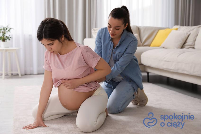 Kobieta w zaawansowanej ciąży podczas ćwiczeń z położną, a także porady, jakie są pierwsze oznaki porodu