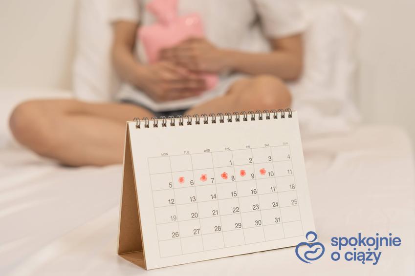 Kalendarzyk menstruacyjny i kobieta w czasie okresu, a także porady, kiedy pojawia się pierwszy okres po porodzie