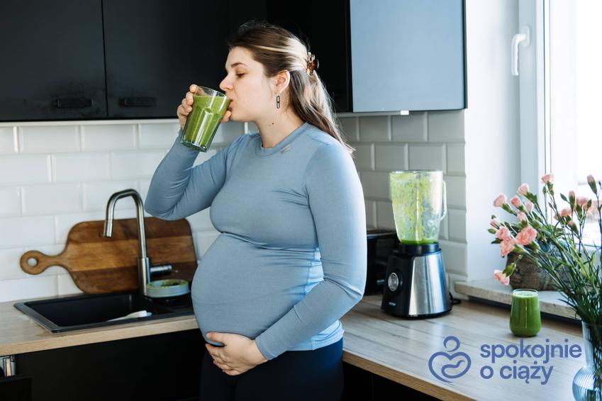 Kobieta w zaawansowanej ciąży pijąca świeży zielony koktajl, a także anemia w ciąży bez tajemnic