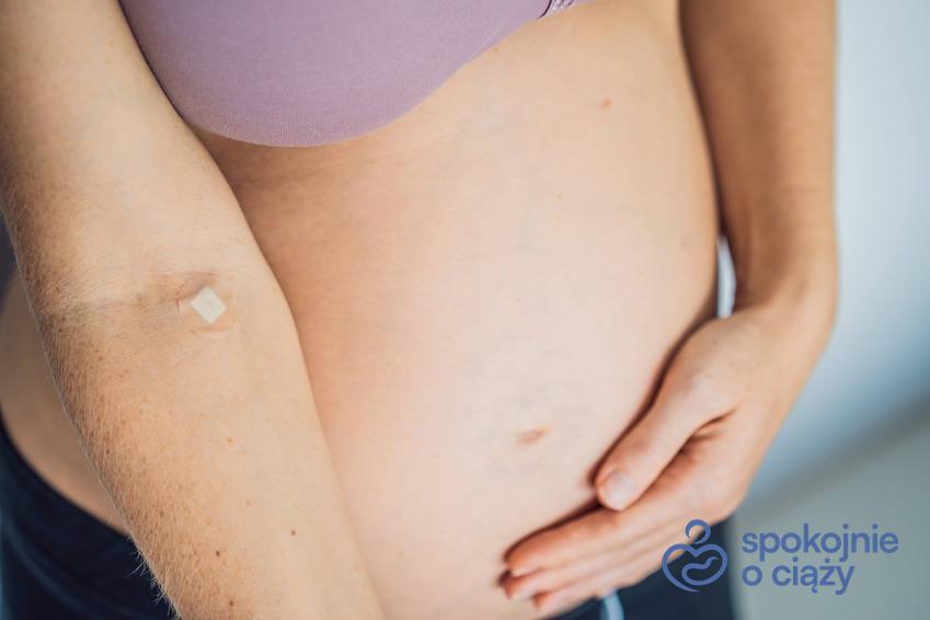 Kobieta w ciąży po pobraniu krwi na badania, a także magnez w ciąży i jego suplementowanie