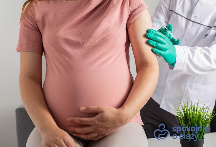 Kobieta w zaawansowanej ciąży podczas szczepienie, a także szczepionka na krztusiec w ciąży krok po kroku