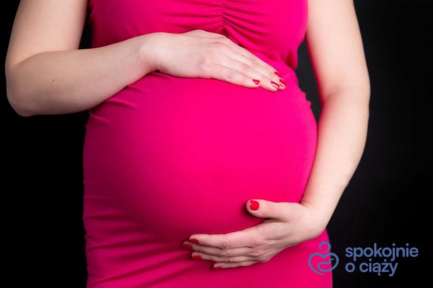 Kobieta z dużym brzuchem ciążowym, a także kształt brzucha w ciąży oraz fakty i mity