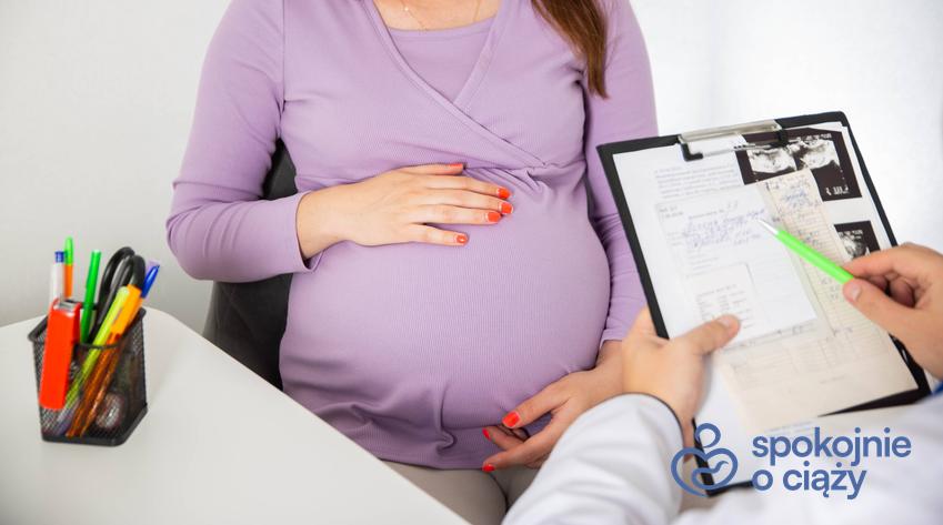 Kobieta w zaawansowanej ciąży podczas wizyty u lekarza i interpretacji wyników, a także białko w moczu w ciąży