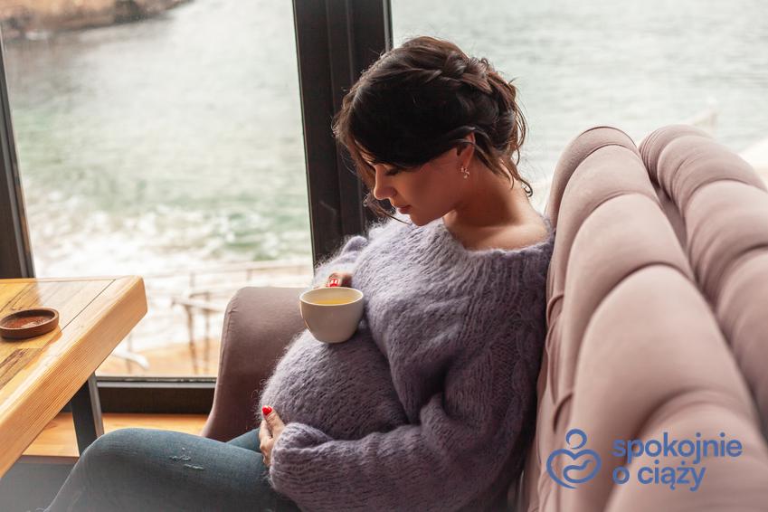 Kobieta w zaawansowanej ciąży na sofie z filiżanką melisy, a także melisa w ciąży krok po kroku