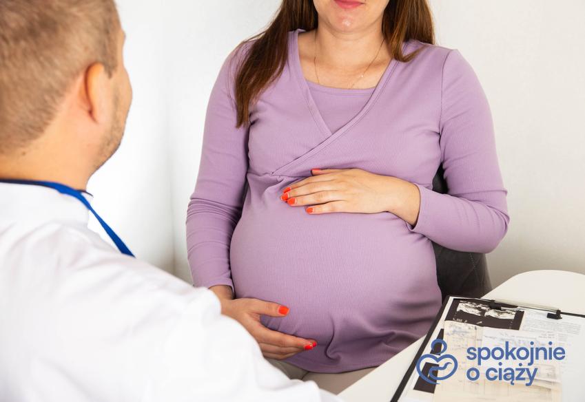 Kobieta w zaawansowanej ciąży podczas wizyty u lekarza, a także glukoza w moczu w ciąży krok po kroku