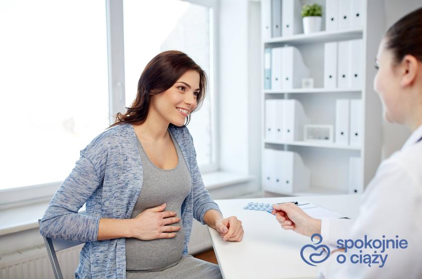 Kobieta w zaawansowanej ciąży podczas wizyty lekarskiej, a także nadczynność tarczycy w ciąży