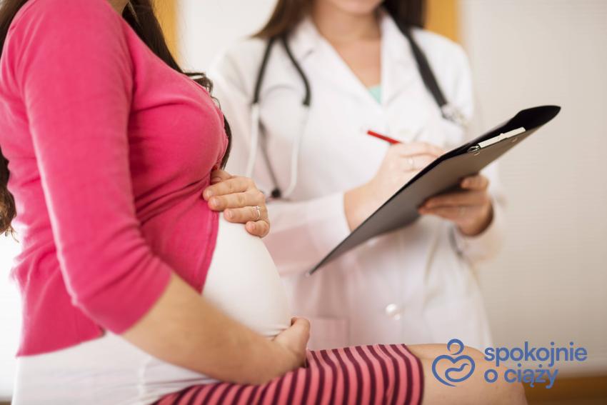 Kobieta w zaawansowanej ciąży podczas wizyty lekarskiej, a także nadczynność tarczycy w ciąży