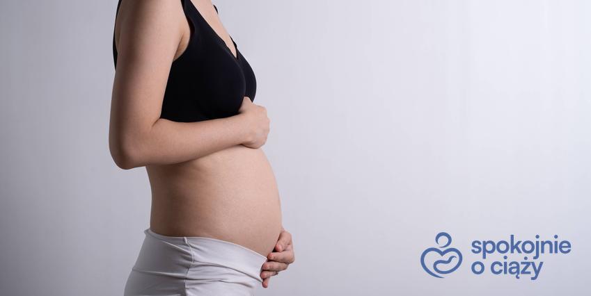 Kobieta w ciąży trzymająca się za brzuch, a także 17 tydzień ciąży krok po kroku