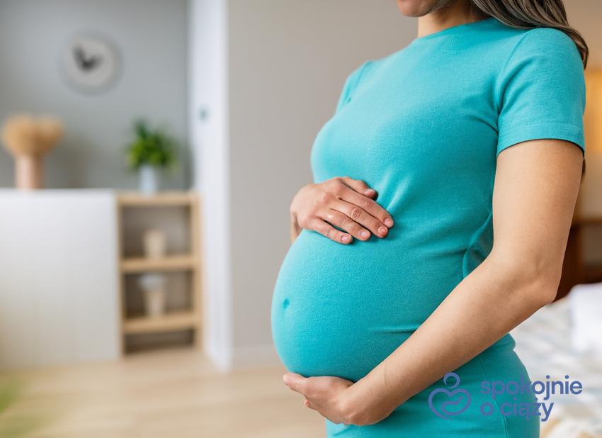 Kobieta w ciąży trzymająca się za brzuch, a także porady, co może przenikać przez łożysko w ciąży