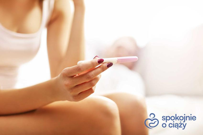Test ciążowy, a także pierwsze objawy ciąży, czyli jak rozpoznać, że jest się w ciąży krok po kroku