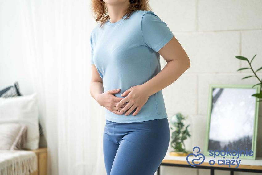 Kobieta w ciąży z bólem brzucha, a także ból brzucha w ciąży oraz jak boli brzuch w ciąży