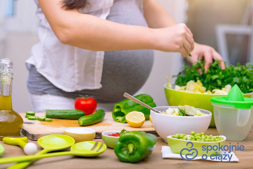 Sałatki i inne zdrowe jedzenie w ciąży, a także zdrowa dieta w ciąży krok po kroku
