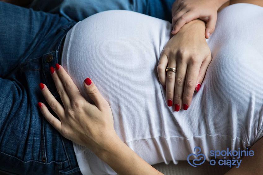 Kobieta w 7 miesiącu ciąży oraz dolegliwości i objawy, a także rozwój dziecka
