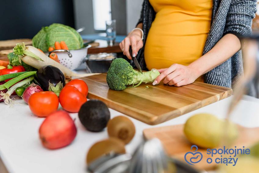 Kobieta w ciąży przygotująca posiłek, a także dieta cukrzycowa w ciąży oraz zalecenia i jadłospis