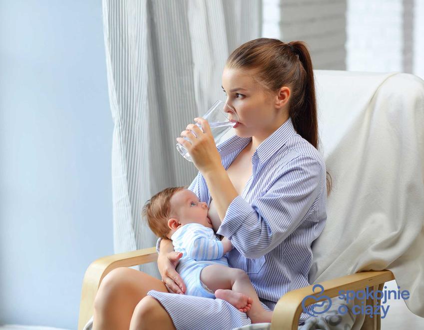 Kobieta pijąca wodę podczas karmienia piersią, a także dieta matki karmiącej