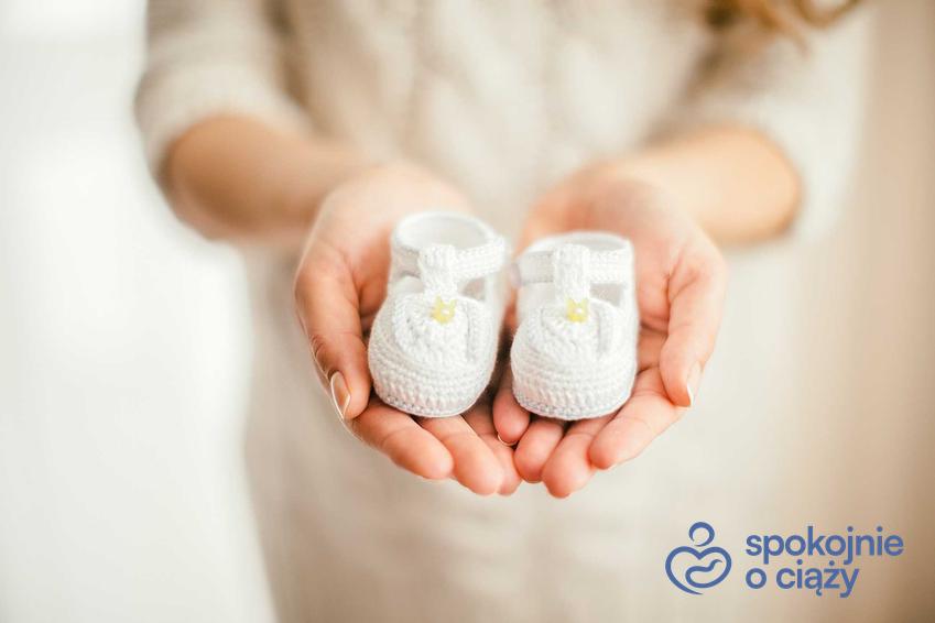 Kobieta z butami dziecięcymi, a także jak powiedzieć rodzicom o ciąży krok po kroku