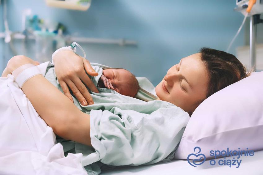 Kobieta z dzieckiem w rękach, a także jaka koszula do porodu i jak się ubrać do porodu
