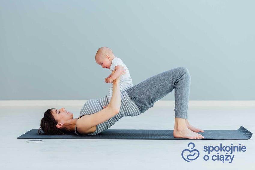 Mama z dzieckiem ćwicząca ćwiczenia na brzuch po ciąży i jakie ćwiczenia na formę po ciąży