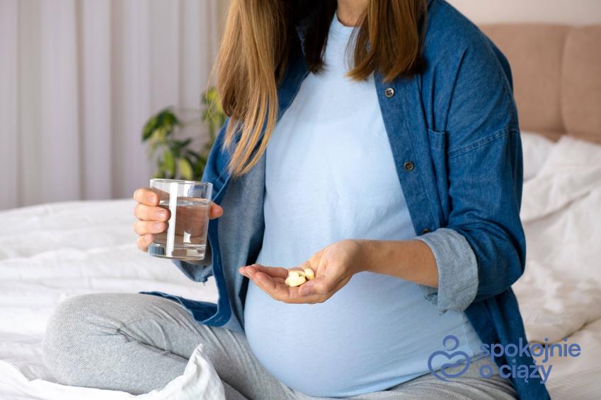 Kobieta w zaawansowanej ciąży przyjmująca leki, a także porady i informacje, czy apap w ciąży jest bezpieczny