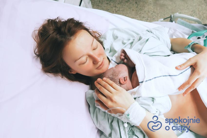 Kobieta przytulająca noworodka w szpitalu, a także dokładne informacje, jak wygląda poród krok po kroku