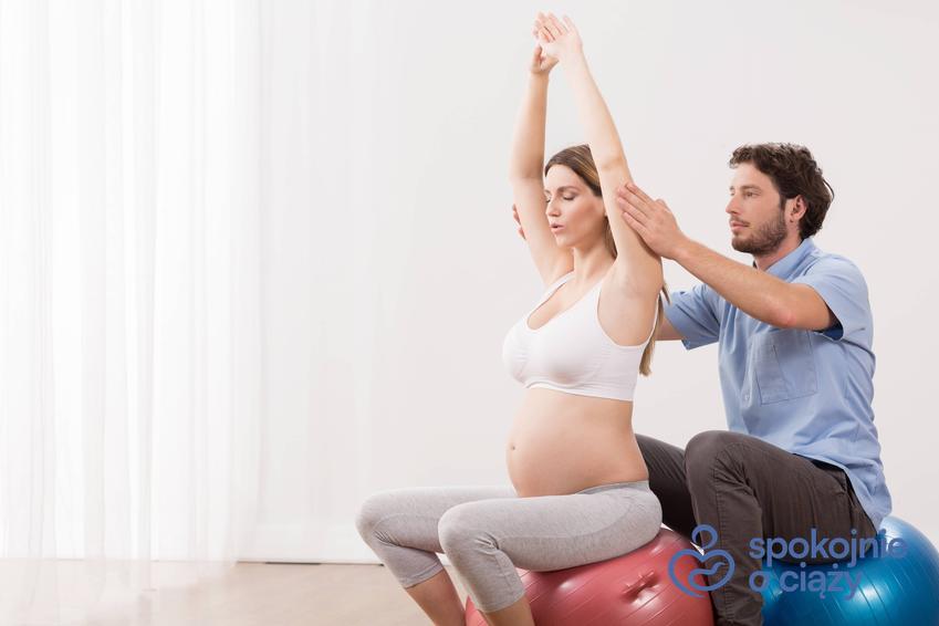 Mężczyzna ćwiczący na piłce z żoną w ciąży, a także szkoła rodzenia krok po kroku, jej wady i zalety