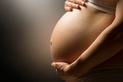 Dziwny kształt brzucha w ciąży - od czego zależy? Położna wyjaśnia