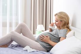 Jak leczyć katar w ciąży? Położna doradza, co można zrobić