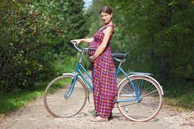 Czy w ciąży można jeździć na rowerze? Położna wyjaśnia