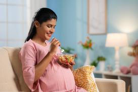 Czego nie można jeść w ciąży? Położna wskazuje produkty
