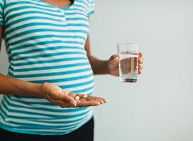DHA w ciąży – zalecana dawka, od którego tygodnia suplementować?