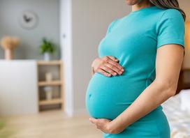 Co może przenikać przez łożysko w ciąży - położna obala mity