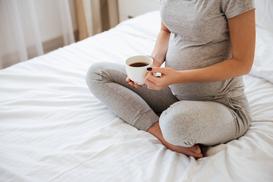 Czy czarna herbata w ciąży jest bezpieczna? Wyjaśniamy