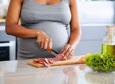 Salami w ciąży - można jeść, czy lepiej nie? Położna wyjaśnia