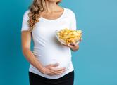 Chipsy w ciąży - czy mogą zaszkodzić dziecku? Położna wyjaśnia